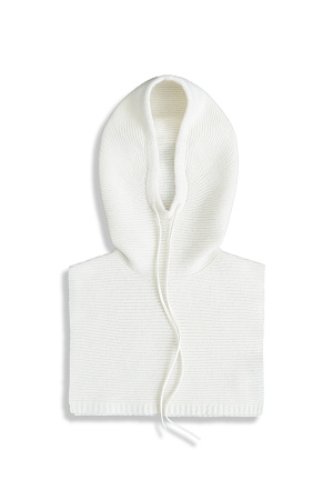 белый Трикотажный капор на кулиске из шерсти с добавлением кашемира. Закругленные края вокруг выреза.