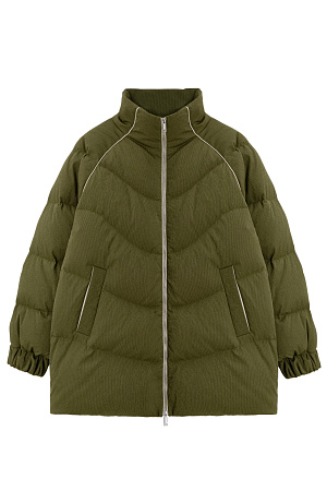 хаки Удлиненный стеганый пуховик из текстурного нейлона. Модель с воротником-стойкой и прорезными карманами. Застежка на молнию. Брендированный ярлык на спине и рукаве изделия.