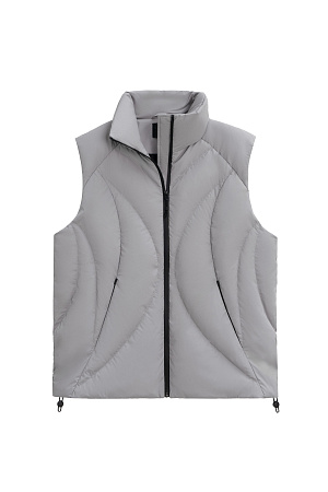 серый Стеганый жилет на пуху с регулируемой кулиской по краям. Модель свободного силуэта с воротником-стойкой и застежкой на молнию.