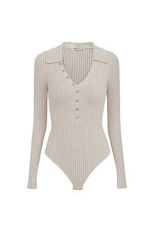 бежевый Трикотажное боди из кашемира и шерсти. Модель с длинным рукавом, отложным вороником и глубоким V-образным вырезом с планкой. Изделие декорировано пуговицами.