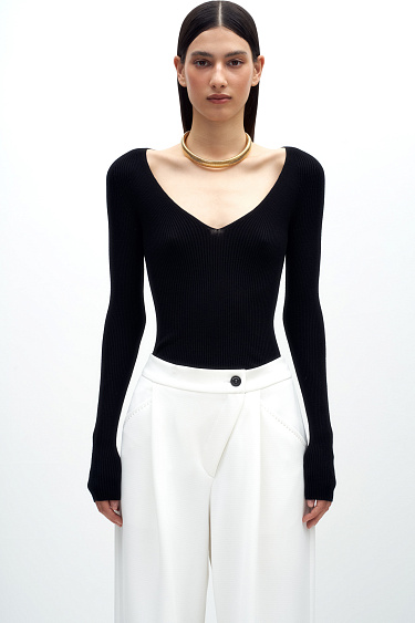 Лонгслив с V-образным вырезом