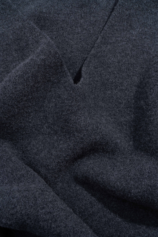 Джемпер с V-образным вырезом 