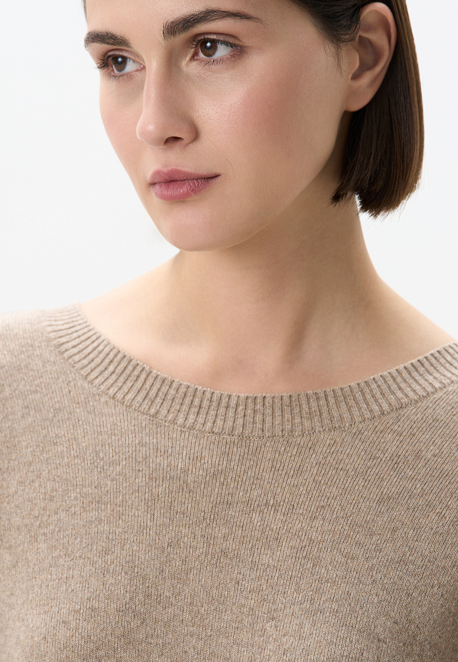 Джемпер с вырезом на спине