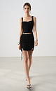Трикотажный топ из вискозы. Модель приталенного силуэта, без рукавов, на широких бретельках, с вывязанным лифом, симметричными разрезами по бокам и шнуровкой. Дополнить образ можно юбкой в таком же стиле.