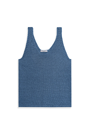 синий Трикотажный топ из 100% льна. Модель прямого кроя, на широких бретелях, с глубокой проймой и U-образным вырезом горловины. Края изделия выполнены в рубчик.