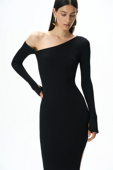 Платье с асимметричным вырезом горловины