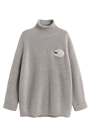 серый Трикотажный джемпер из шерсти альпака. Модель свободного силуэта, с высоким вывязанным горлом, спущенной линией плеч и длинными рукавами с манжетами. Изделие декорировано объемным элементом в виде барашка. 