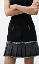 Юбка длины мини из вискозы, декорированная вставкой из джинсовой ткани. Модель с боковыми карманами и застежкой на молнию и пуговицу.