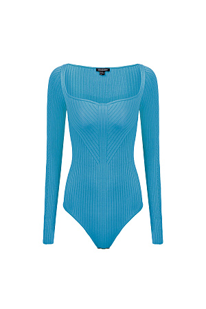 голубой Трикотажное боди из вискозы. Модель с длинным рукавом и фигурным вырезом горловины. Изделие выполнено в широкий диагональный рубчик. 