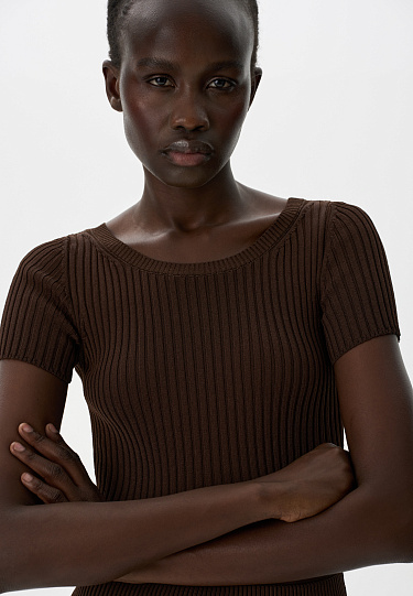 Короткий трикотажный топ в рубчик