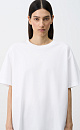 Oversize футболка из хлопка. Модель свободного силуэта со спущенной линией плеч, круглым вырезом горловины и арочным низом.