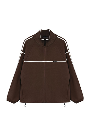 коричневый Вискозный трикотажный бомбер спортивного стиля с контрастными лампасами. Модель прямого кроя с длинными рукавами, манжетами на эластичной резинке и воротником-стойкой. По низу изделия предусмотрена регулируемая кулиска. Застежка на молнию.