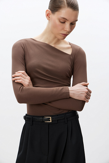 Лонгслив с асимметричным вырезом