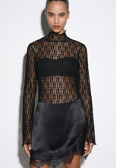 Атласная юбка мини с кружевом