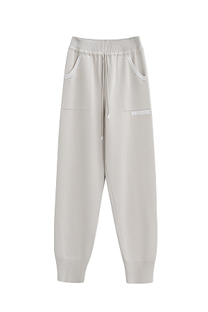 бежевый Трикотажные брюки из вискозы с добавлением эластана. Модель выполнена в спортивном стиле, с широким эластичным поясом на кулиске, боковыми карманами и широкими манжетами на резинке. 