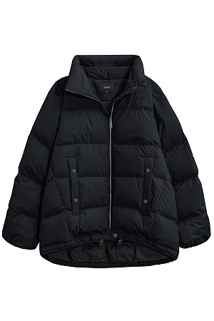 черный Объемный стеганый пуховик. Модель свободного силуэта с боковыми карманами на кнопках, воротником-стойкой и капюшоном. Низ изделия выполнен на регулируемой кулиске. Застежка на молнию и кнопку.