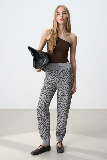 Джоггеры с анималистичным принтом