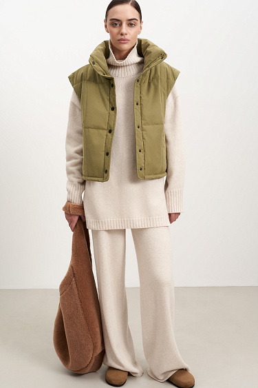 Жилет с воротником-стойкой