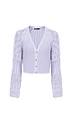 Трикотажный кардиган из хлопка с добавлением эластана. Модель укороченного кроя, с длинными вывязанными рукавами и застежкой на пуговицы.