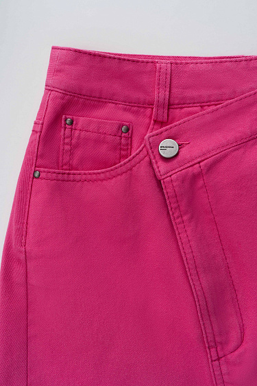 Джинсовая юбка мини с асимметричной застежкой