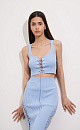 Короткий трикотажный топ из вискозы. Модель приталенного силуэта, без рукавов, на широких бретельках, с люверсами и шнуровкой на груди. Дополнить образ можно юбкой в таком же стиле.