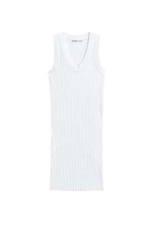 белый Платье длины мини из фактурного трикотажа на основе вискозы. Модель приталенного силуэта, без рукавов, на широких бретельках, с U-образным вырезом горловины. Изделие выполнено в широкий рубчик. 
