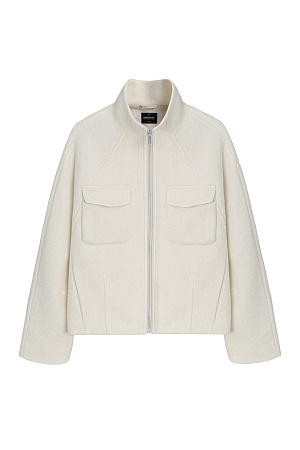 молочный Шерстяная куртка на подкладке. Модель свободного силуэта со спущенной линией плеча, накладными карманами на груди и воротником-стойкой. Застежка на молнию.