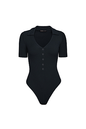 черный Трикотажное боди из вискозы в рубчик. Модель с коротким рукавом и V-образным вырезом горловины. Изделие декорировано маленькими пуговицами на планке. Застежка на бельевые крючки.