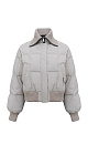 Стеганый короткий пуховик с высоким трикотажным воротником,&nbsp;&nbsp;манжетами и боковыми карманами. Застежка на молнии и кнопки под планкой. Низ изделия выполнен на широкой резинке. Брендированный логотип сзади. На подкладке. 