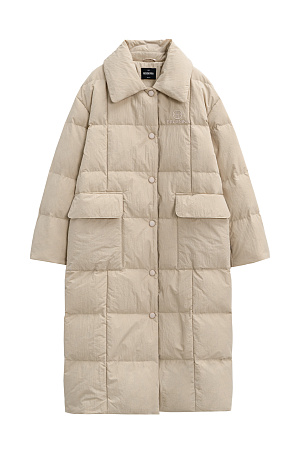 бежевый Длинный стеганый пуховик из текстурного нейлона. Модель с отложным воротником и боковыми карманами. Застежка на кнопки. Брендированный ярлык на груди. 