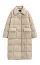 Длинный стеганый пуховик из текстурного нейлона. Модель с отложным воротником и боковыми карманами. Застежка на кнопки. Брендированный ярлык на груди. 