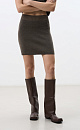 Трикотажная юбка длины мини из шерсти мериноса. Модель с боковой планкой на кнопках, небольшим вырезом сбоку, накладными карманами сзади и широким эластичным поясом на резинке. Дополнить образ можно жилетом, жакетом или бомбером.
