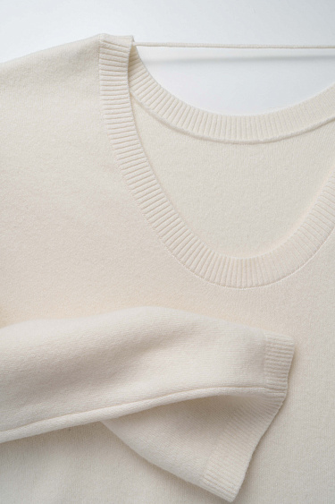 Джемпер с вырезом на спине