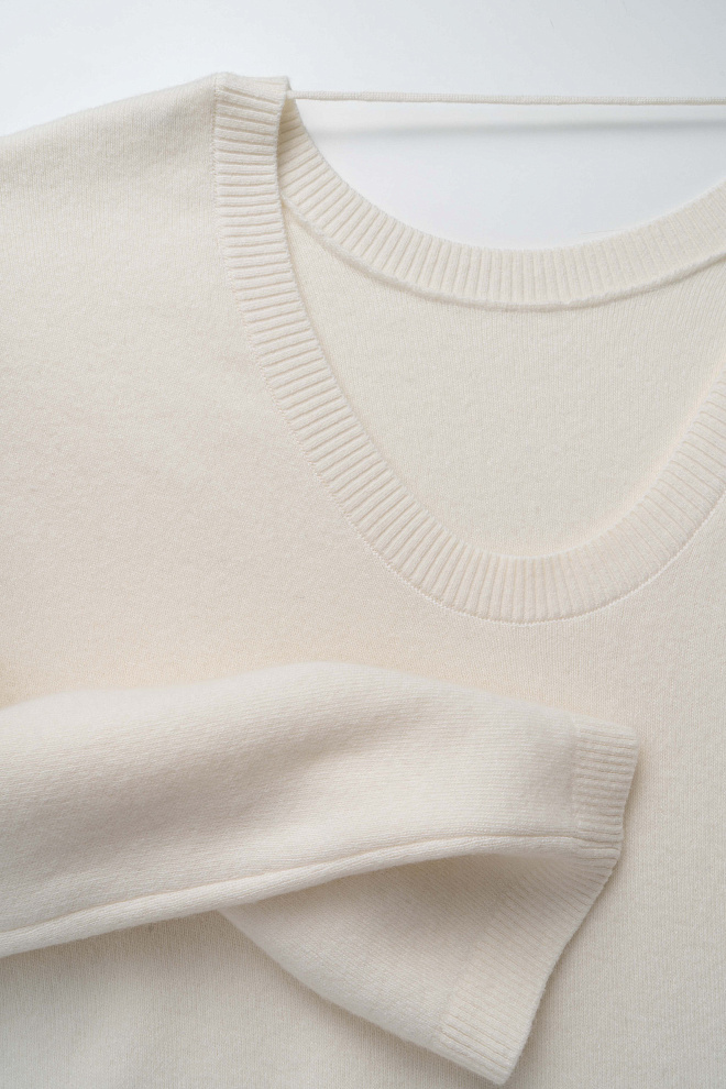 Джемпер с вырезом на спине