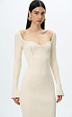 Трикотажное платье из вискозы длины миди. Модель приталенного силуэта, с длинным рукавом, глубоким вывязанным декольте с вытачками и разрезом сбоку.