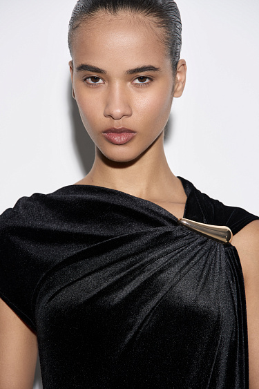 Бархатное платье макси с драпировкой