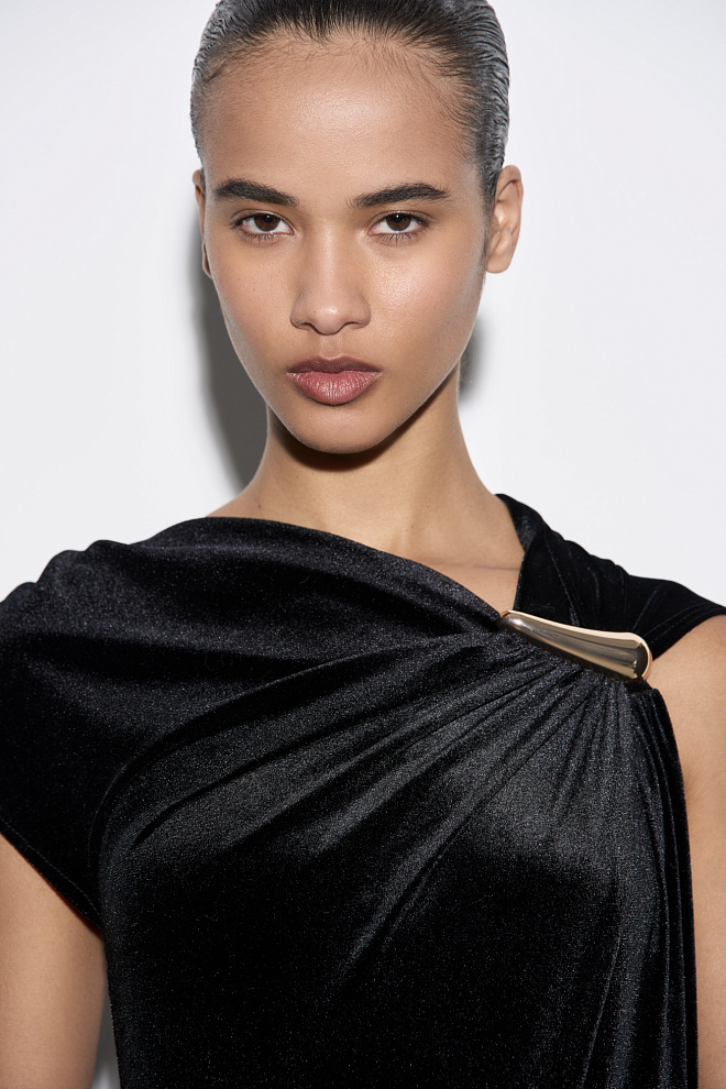 Бархатное платье макси с драпировкой