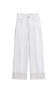 Джинсы relaxed fit из хлопка и льна. Модель с пятью карманами, шлевками на поясе для ремня и застежкой на молнию и кнопку. Изделие декорировано высокими подворотами и стрелками.