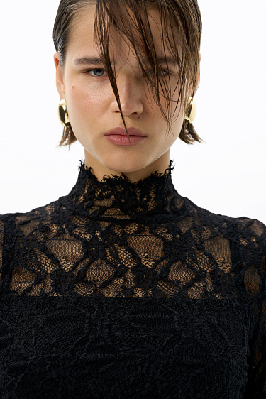 Короткий кружевной топ