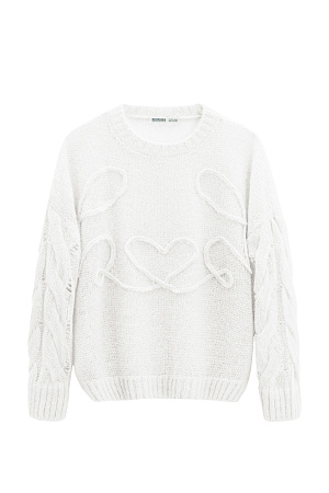 белый Трикотажный джемпер из шерсти и мохера. Модель свободного силуэта со спущенной линией плеча и круглым вырезом горловины. Изделие декорировано вывязанными косами на рукавах и вензелем в виде сердца на груди.