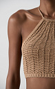 Трикотажный топ из хлопка. Модель без рукавов, с открытой спиной и вырезом халтер с завязками, декорированными бусинами. Вязка выполнена узором "ёлочка".