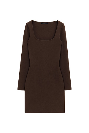 коричневый Трикотажное платье-футляр длины мини. Модель приталенного силуэта, с&nbsp;&nbsp;длинным рукавом и квадратным вырезом декольте.
