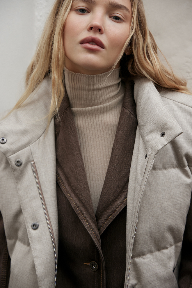 Жилет на пуху с воротником-стойкой