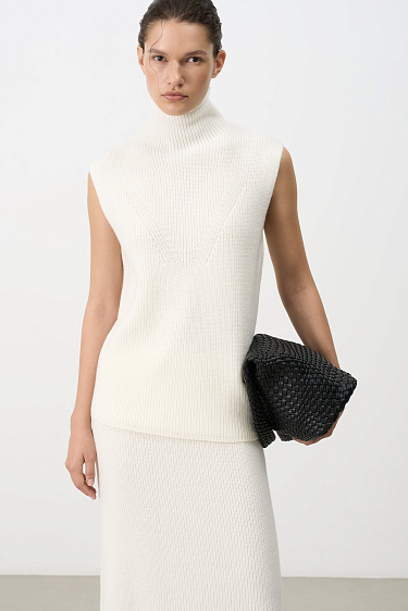 Трикотажный жилет с высоким воротником