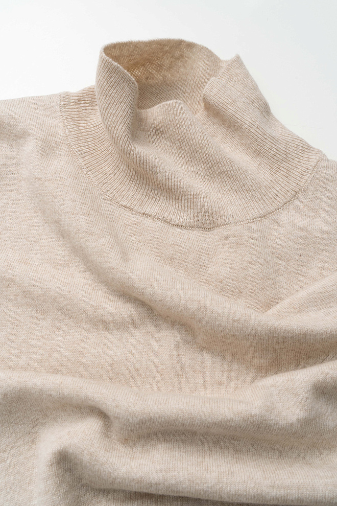 Трикотажный жилет с высоким воротом