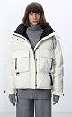 Пуховик с двумя нагрудными накладными карманами, воротником-стойкой и капюшоном. Застежка на молнию под планкой. Манжеты рукавов фиксируются липучкой. Низ изделия выполнен на регулируемой кулиске. 