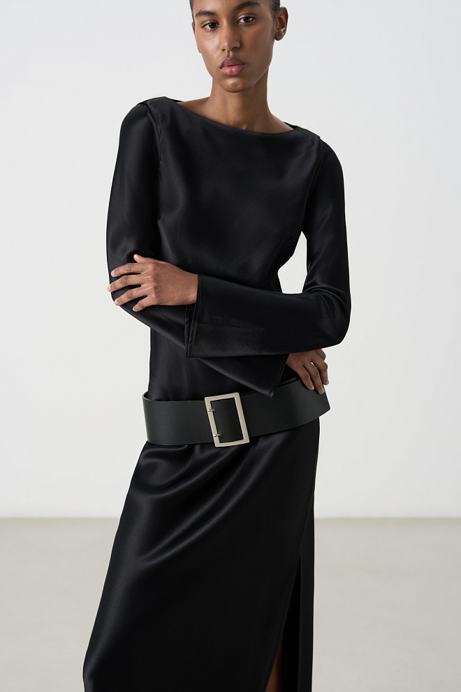 Атласное платье с длинными рукавами