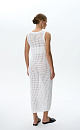 Трикотажный сарафан из хлопка с добавлением эластана, выполненный ажурной вязкой. Модель прямого силуэта, без рукавов, с глубокой проймой и круглым вырезом горловины.