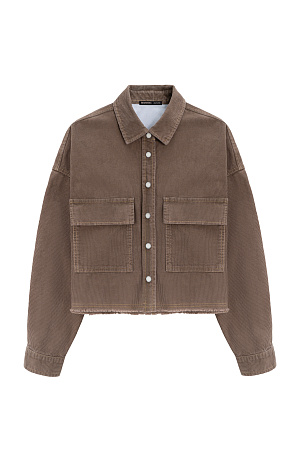 коричневый Укороченная вельветовая рубашка из 100% хлопка. Модель свободного кроя со спущенной линией плеч, классическим отложным воротником и двумя накладными карманами с клапанами. Низ изделия выполнен с имитацией необработанного края. Застежка на кнопки. Без подкладки.