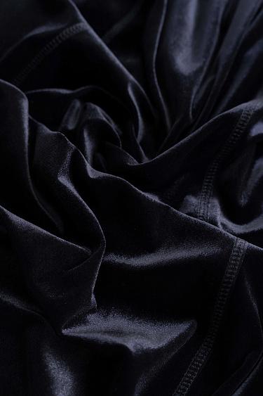 Бархатное платье с глубоким вырезом на спине